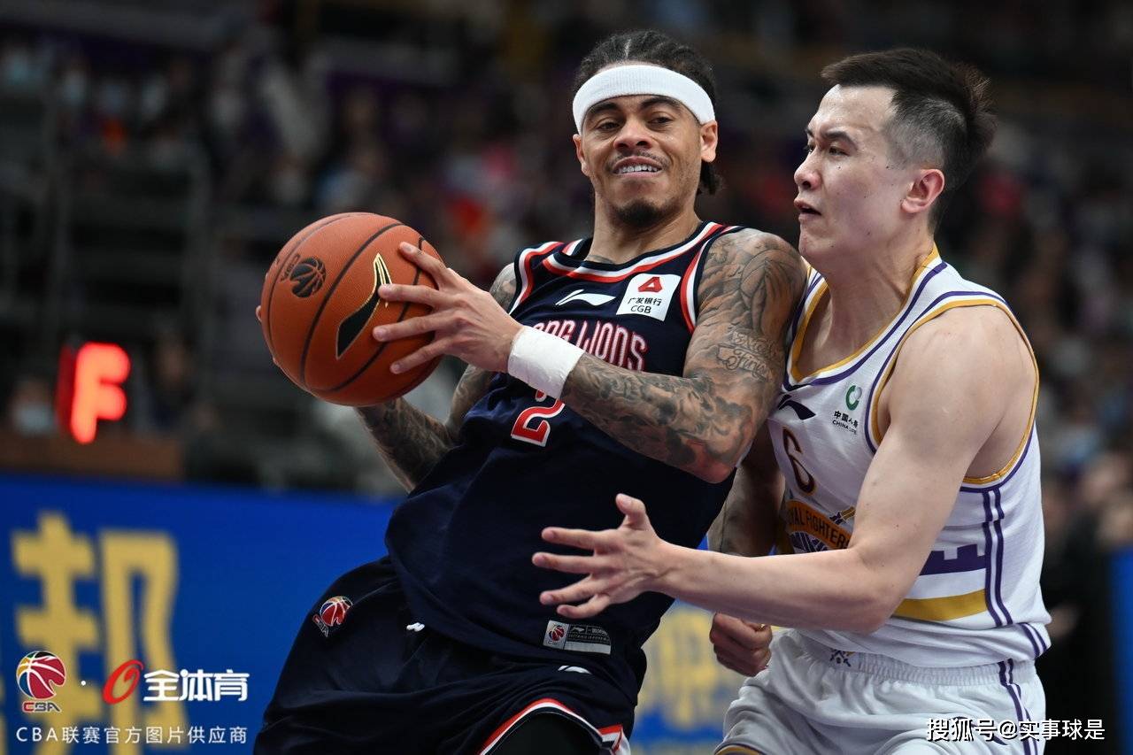 华体会体育官方网站阿森纳训练开放日，训练课后绝杀压哨引观众欢呼，CBA季后赛在即，医务组通报恢复的简单介绍